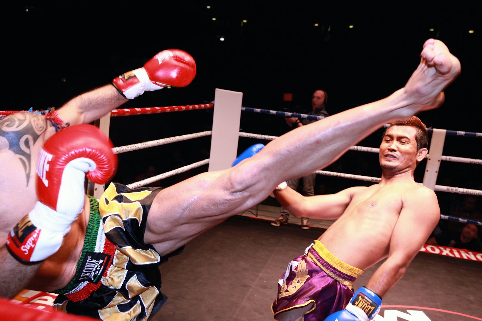 Muay Thai in Phuket - Thai Boxing Soundtrack in Patong Beach 