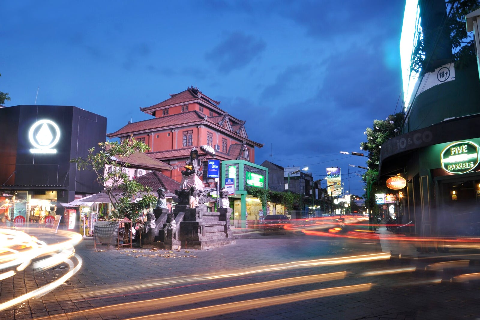 Pantai Kuta shopping street guide