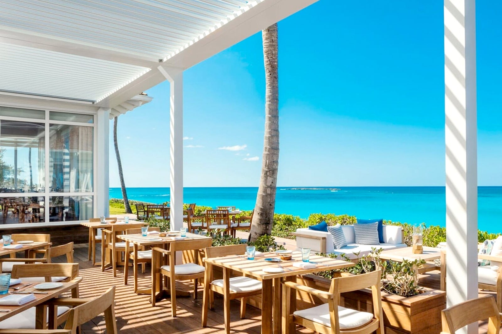 12 Best Beach Clubs and Bars in The Bahamas - Where to Party at Night ...