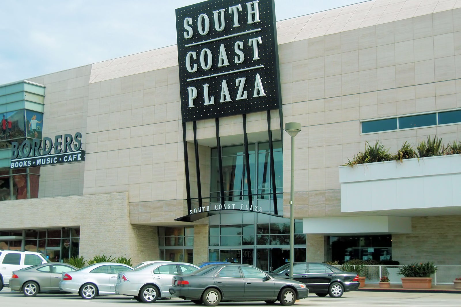 SOUTH COAST PLAZA OFFERS PERSONAL SHOPPER SERVICE