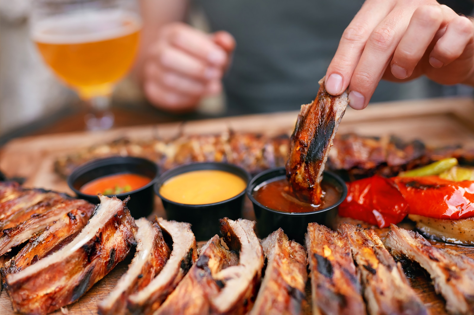 Espetos de bife variados em cima de uma tábua