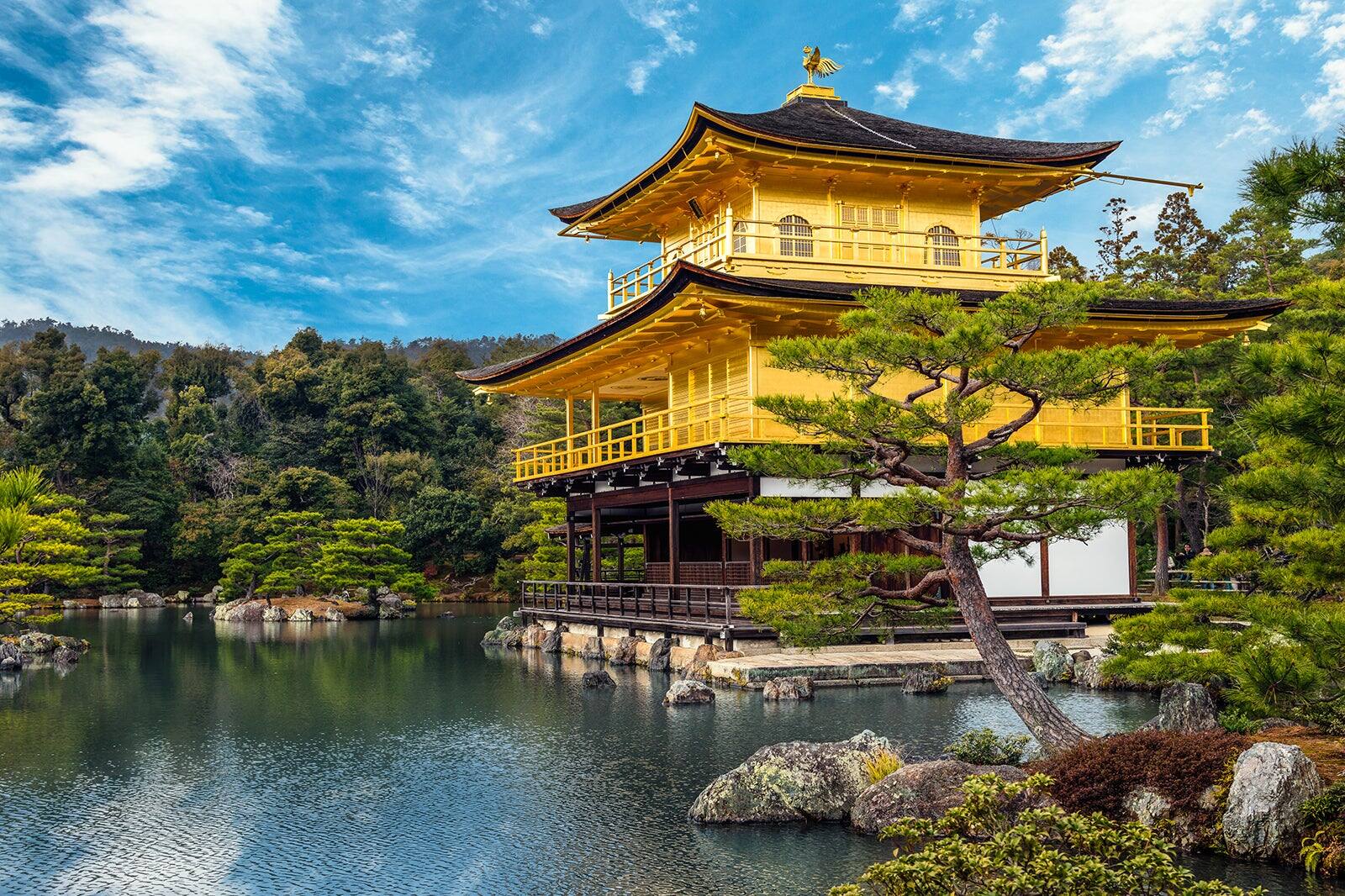 京都の金閣寺 - 極楽浄土の世界に建つ金箔の舎利殿 - Go Guides