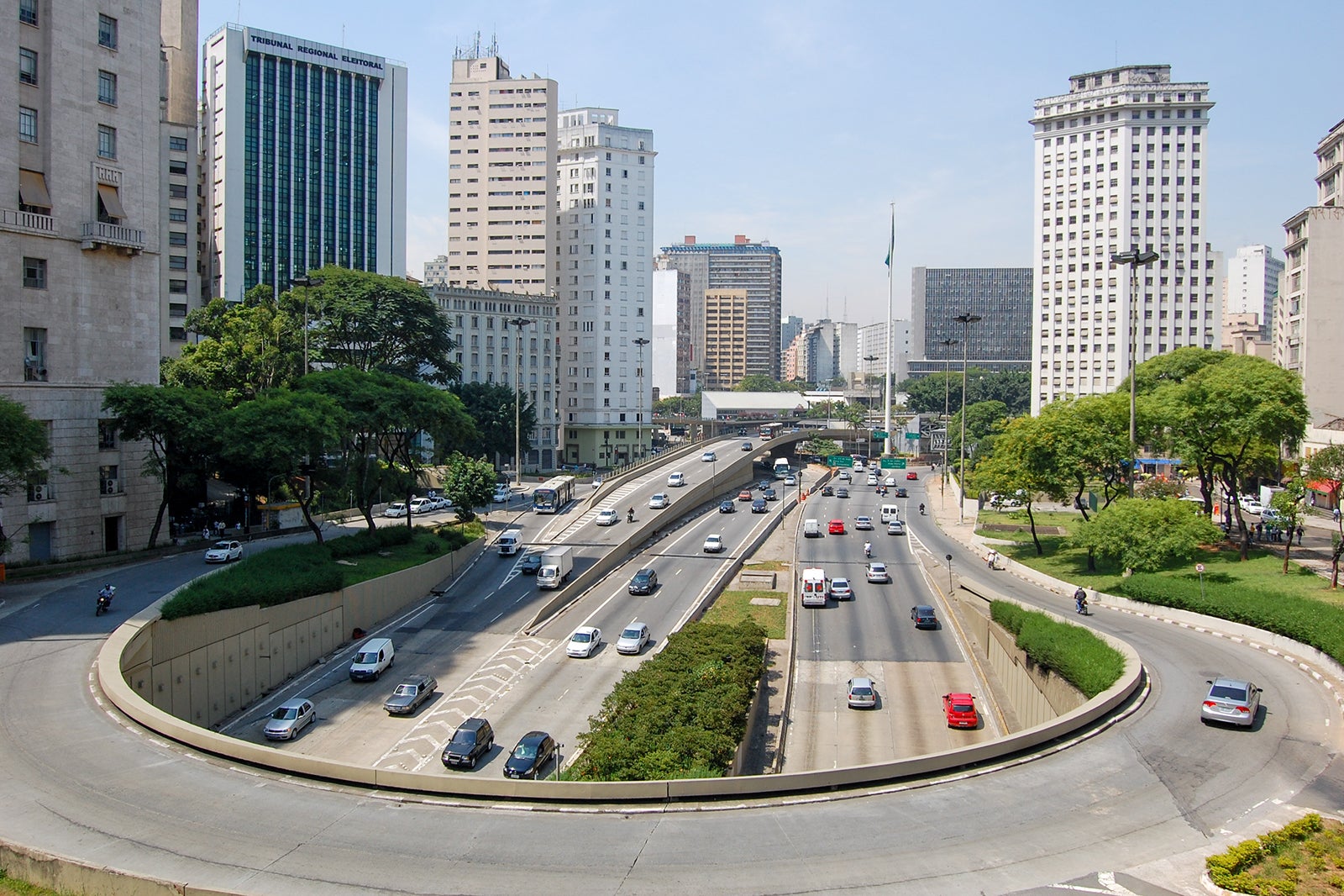 Vale do Anhangabaú Um vista histórica no coração de São Paulo Go Guides