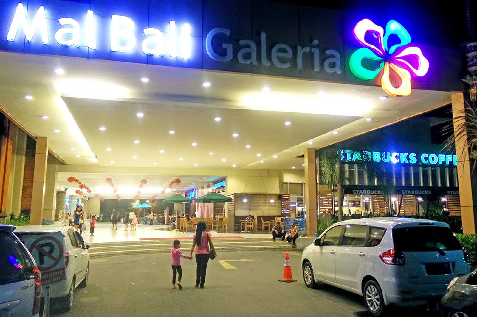 Carrefour Plaza Kuta - Shopping Square on Sunset Road in Kuta – Go