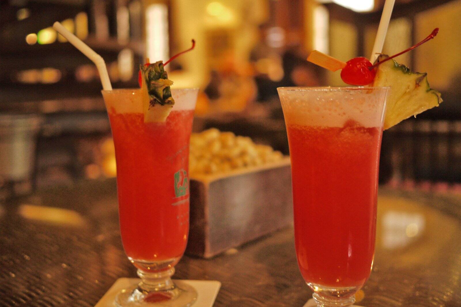 Slingat Raffles Singapore Sling at Raffles Long Bar - Legendary Cocktails at Raffles ...