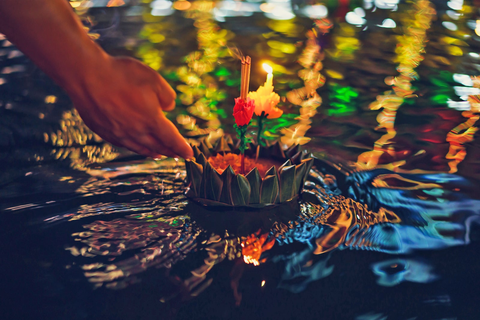 Loy Krathong In Bangkok The Thai Festival Of Lights And Lanterns Go Guides