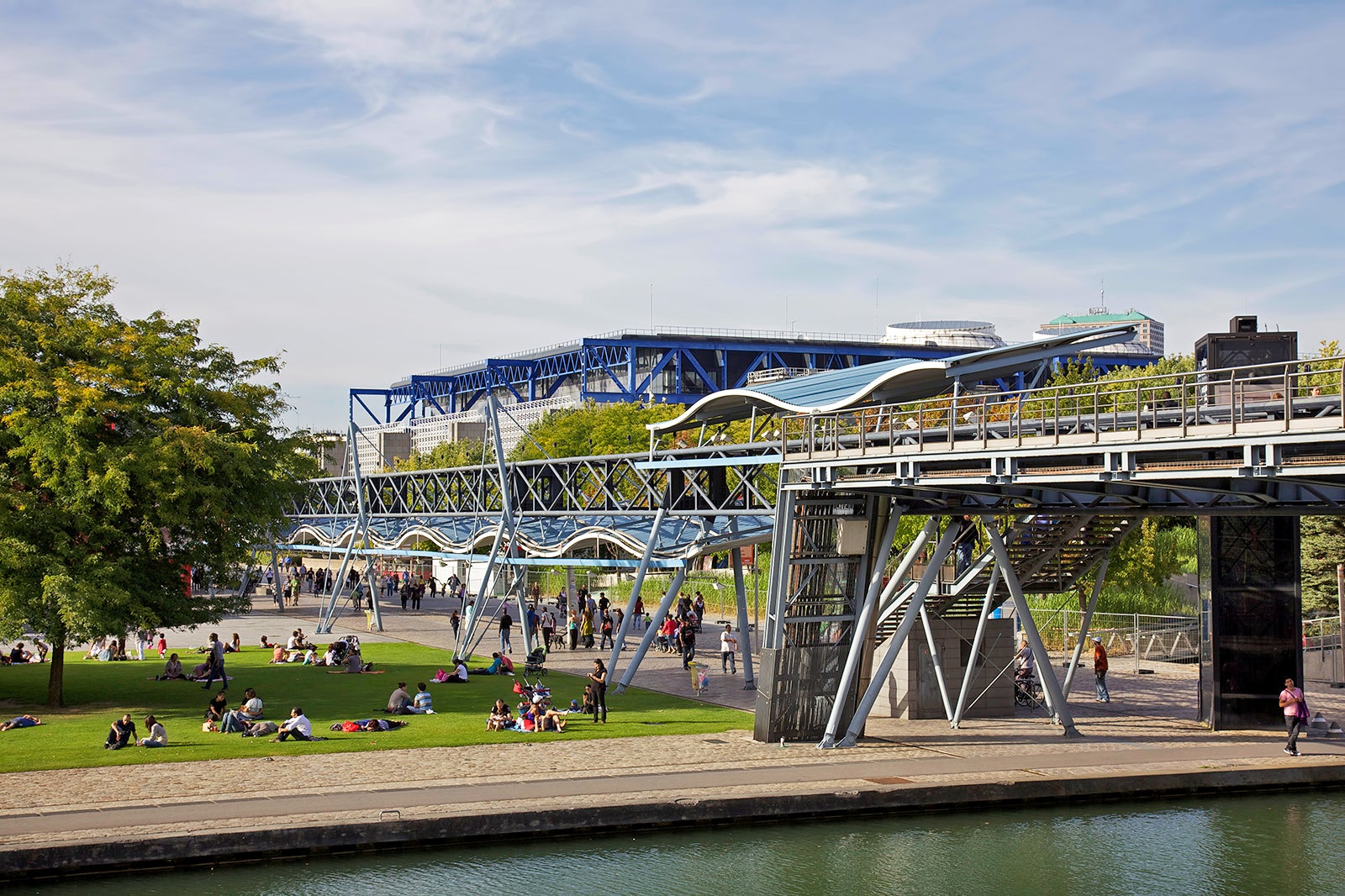 Parc de la Villette - Relax in an Urban Park With Vast Green Space ...