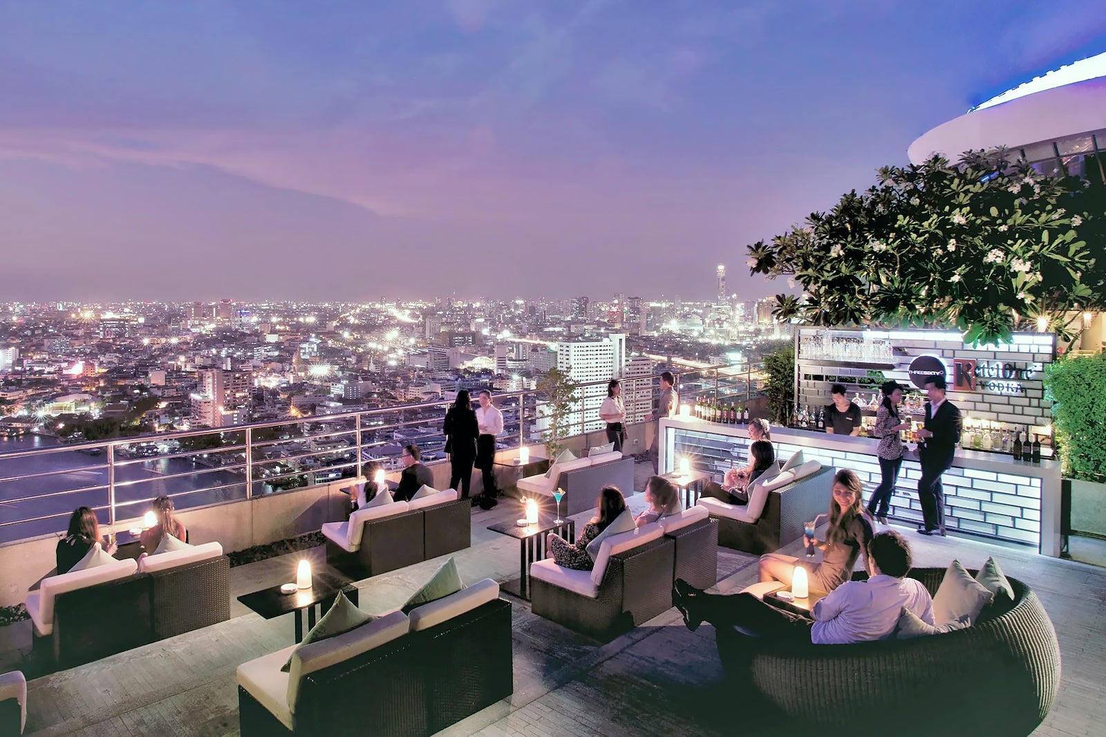 Three Sixty Lounge Bangkok - Rooftop Bar at Millennium Hilton Bangkok - Go  Guides