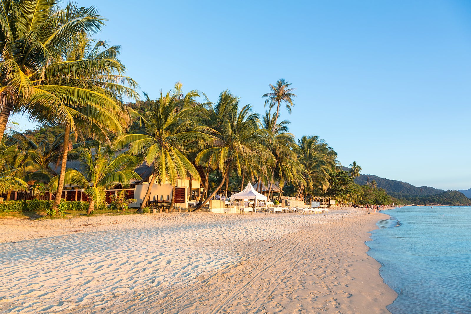 thai beach travellers