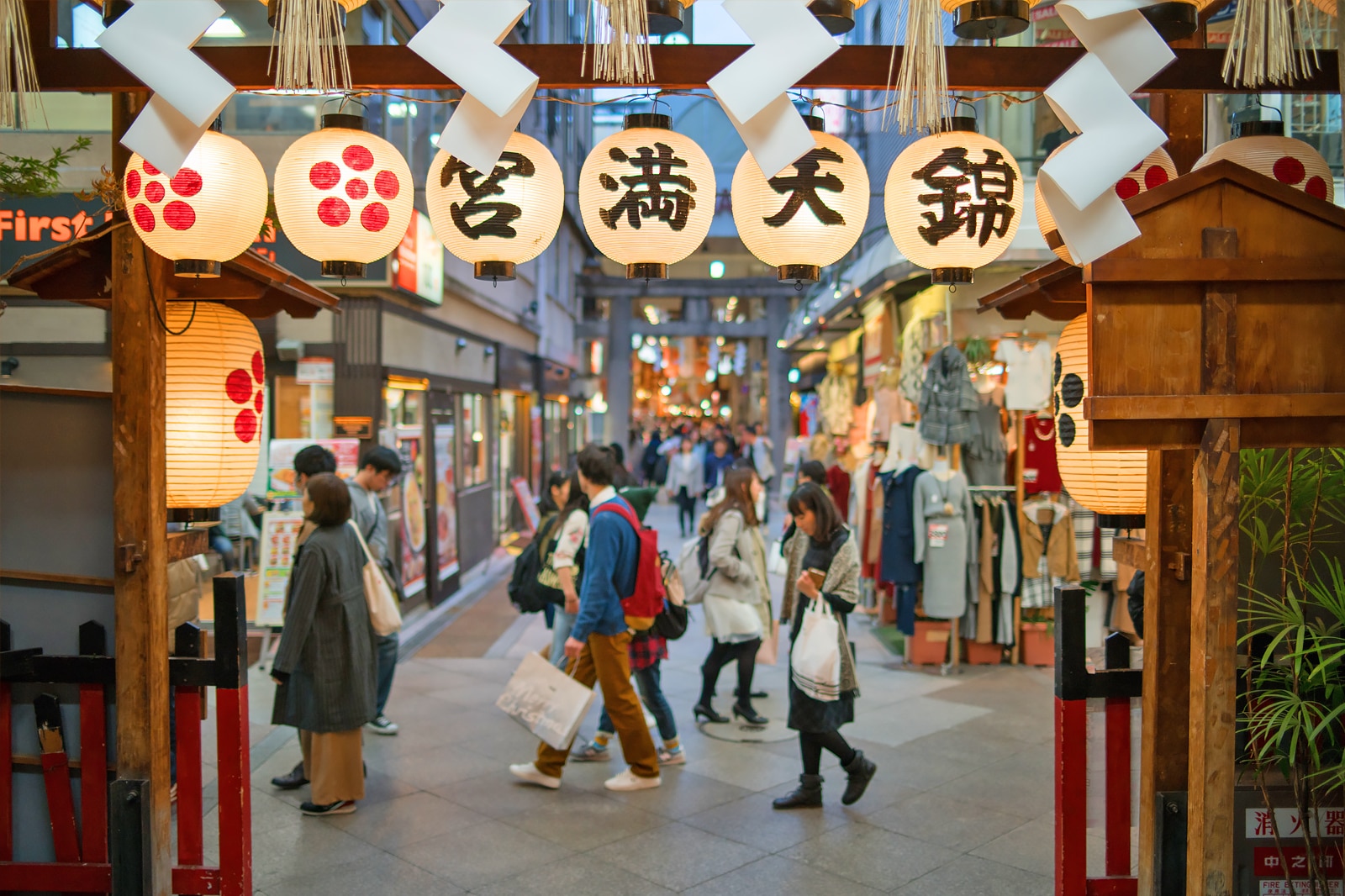 tourist shopping kyoto