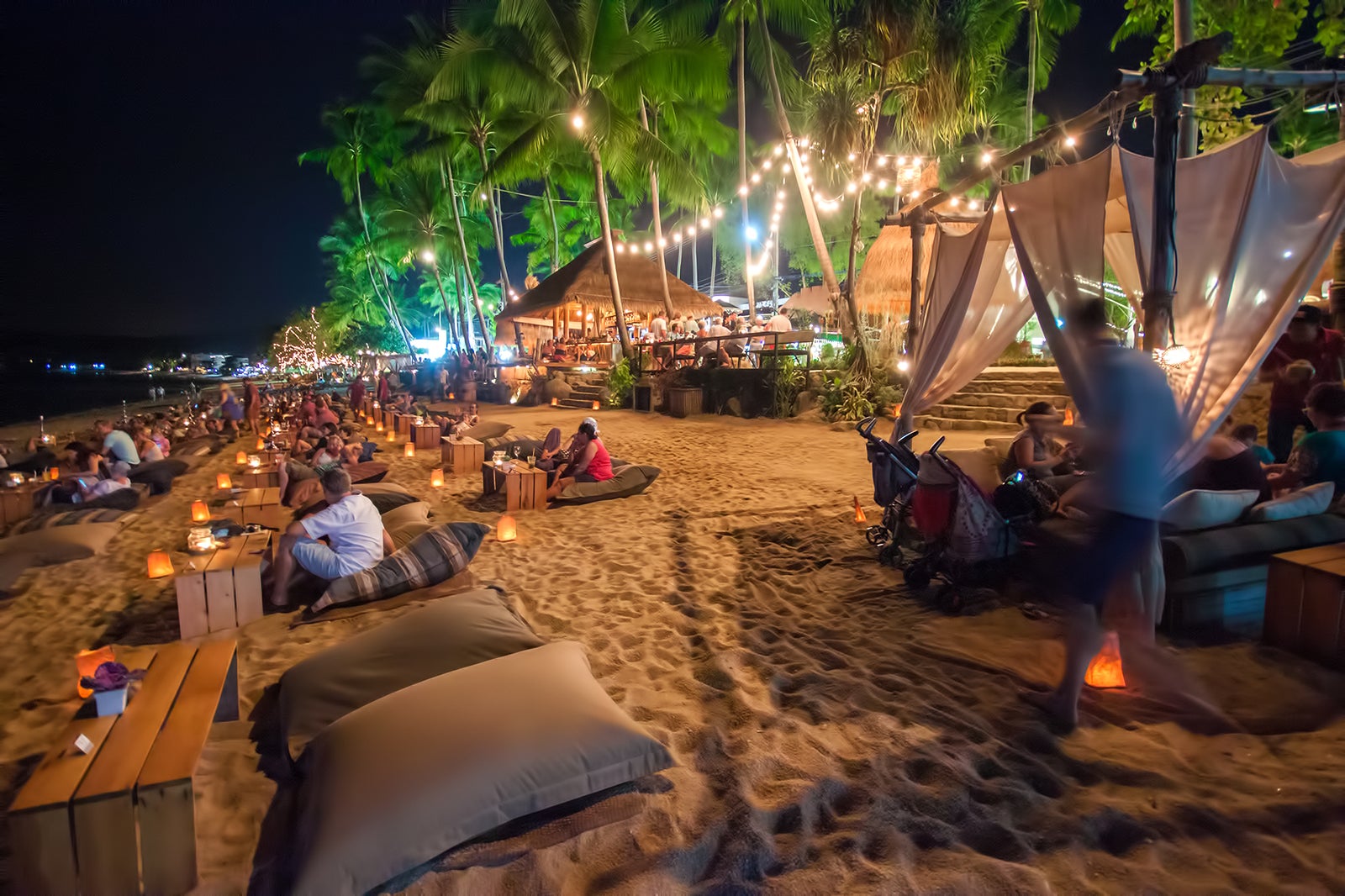 What are the highlights of Coco Tam's Beach Bar? 