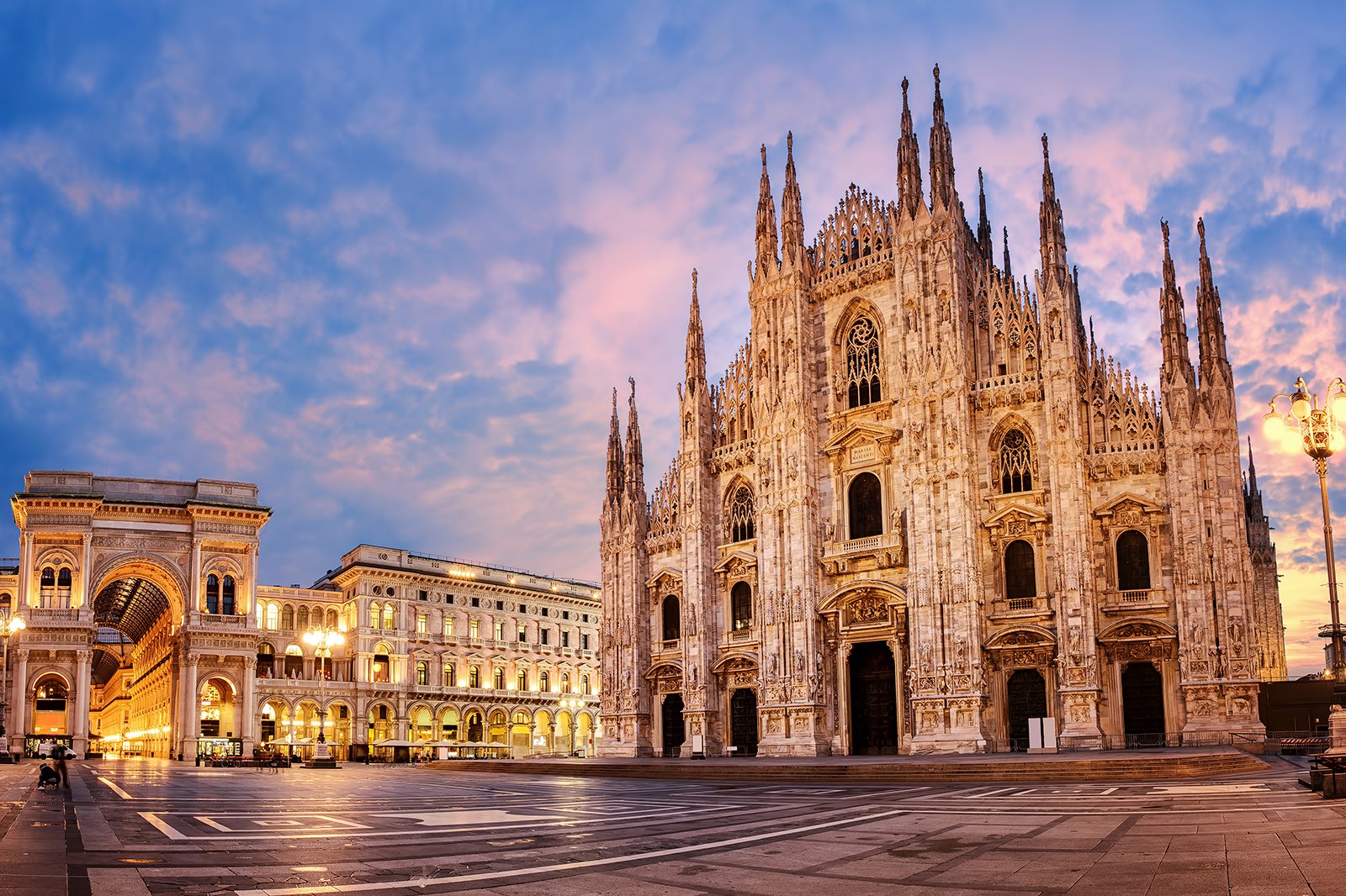 Milan, sunset walk among the Duomo spires every Thursday