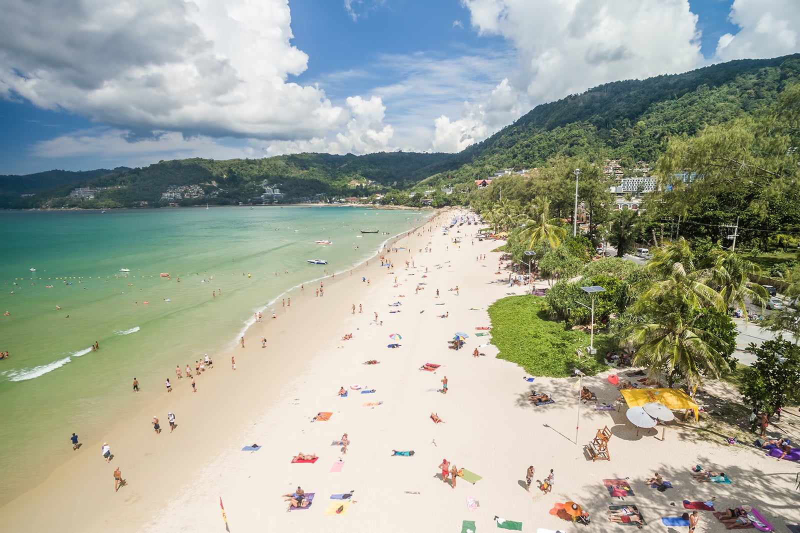 Sonnenschirm aus palmblättern an einem perfekten weißen strand vor dem meer  in patong beach