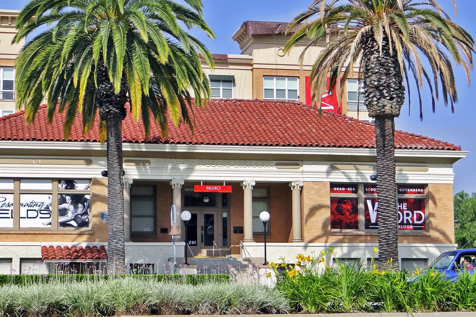 Анахайм калифорния. Carnegie Library (Anaheim, California). Алтадена Калифорния. Анахайм Калифорния жилые районы.