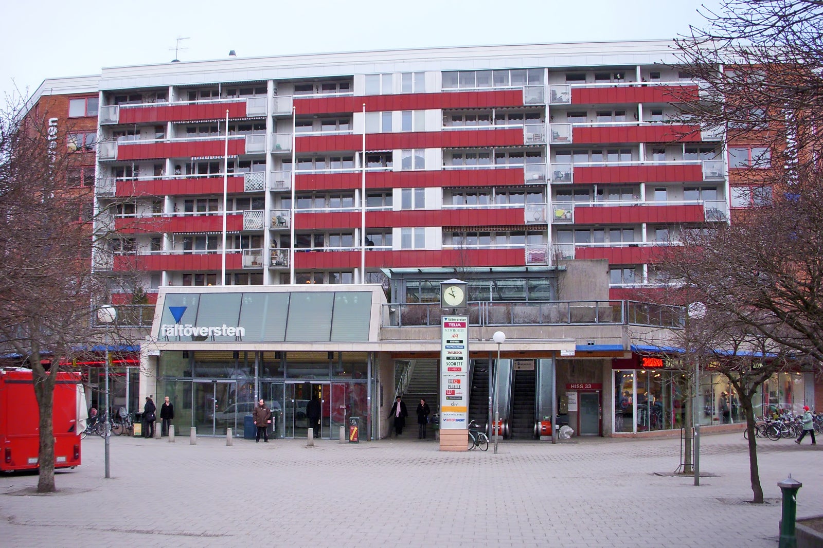 Fältöversten i Stockholm Slink in för shopping eller en bit mat i det