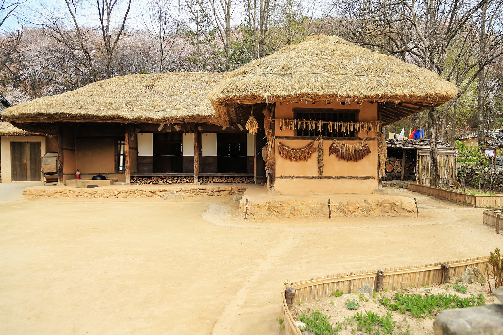 용인 한국민속촌 - 전통을 생생하게 고증한 테마파크 - Go Guides